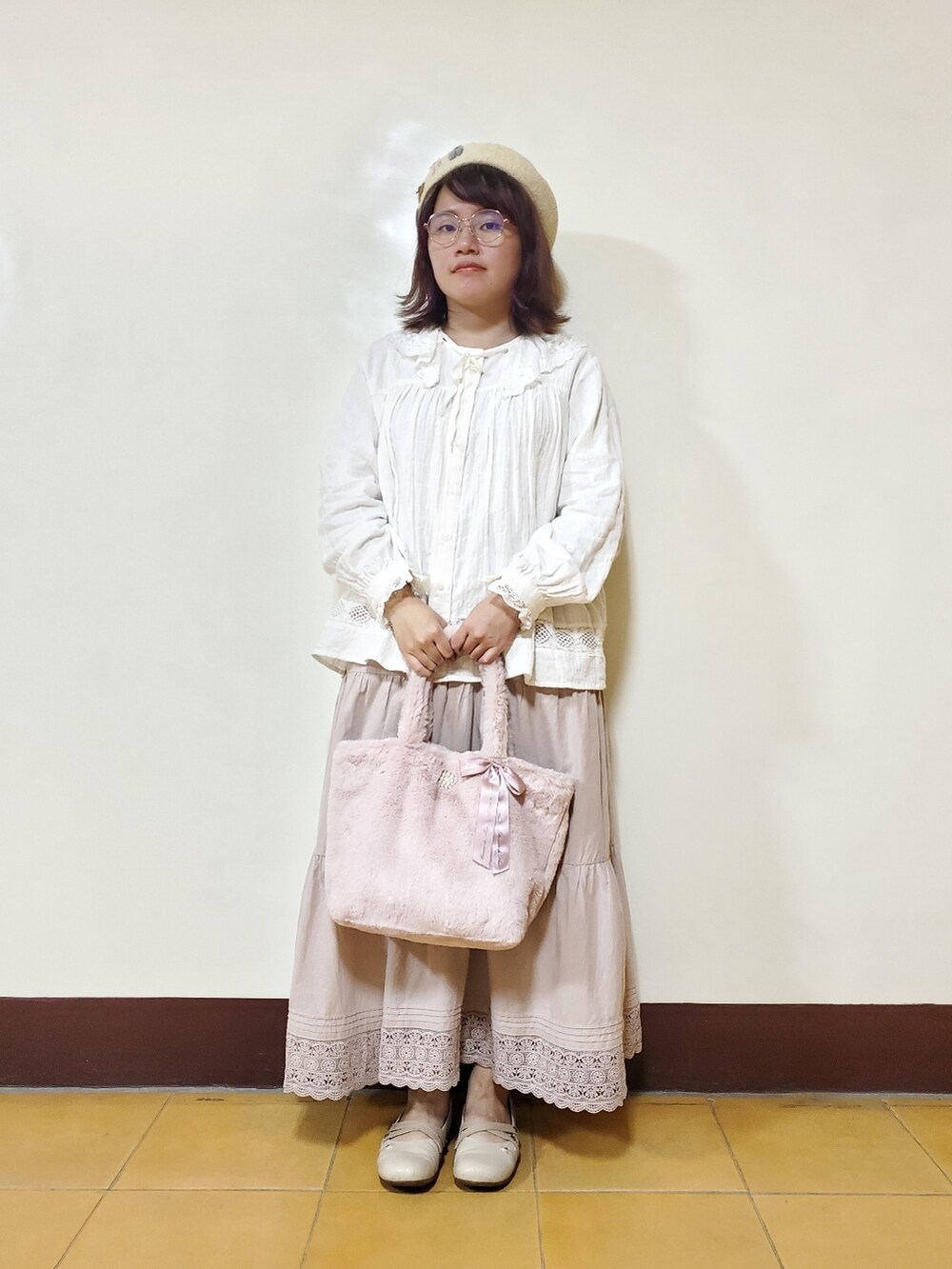 「冬コーデ、淡色コーデ、大人カジュアル、大人かわいい、低身長、低身長コーデ、刺繍」｜「Samansa Mos2の【kazumi×SamansaMos2】前後着レース襟ブラウス

（シャツ/ブラウス、ホワイト系）」を使った、呱呱🍯さん（レディース・152cm）の冬コーディネートの3枚目の写真