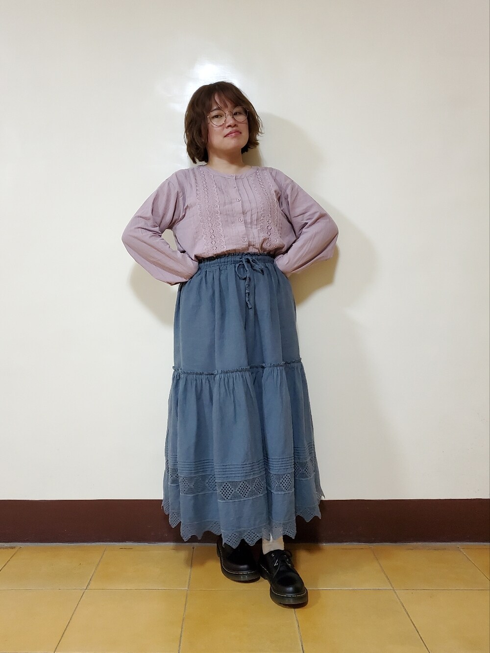 「春コーデ、夏コーデ、大人カジュアル、大人コーデ、色違いコーデ、差し色、低身長、韓国ファッション、Samansa Mos2、Dr.Martens」｜「KoreaのA41 0220(強推)雙胞胎歐膩家微甜大翻領荷葉牛仔外套（デニムジャケット、ブルー系）」を使った、呱呱🍯さん（レディース・152cm）の春コーディネートの3枚目の写真