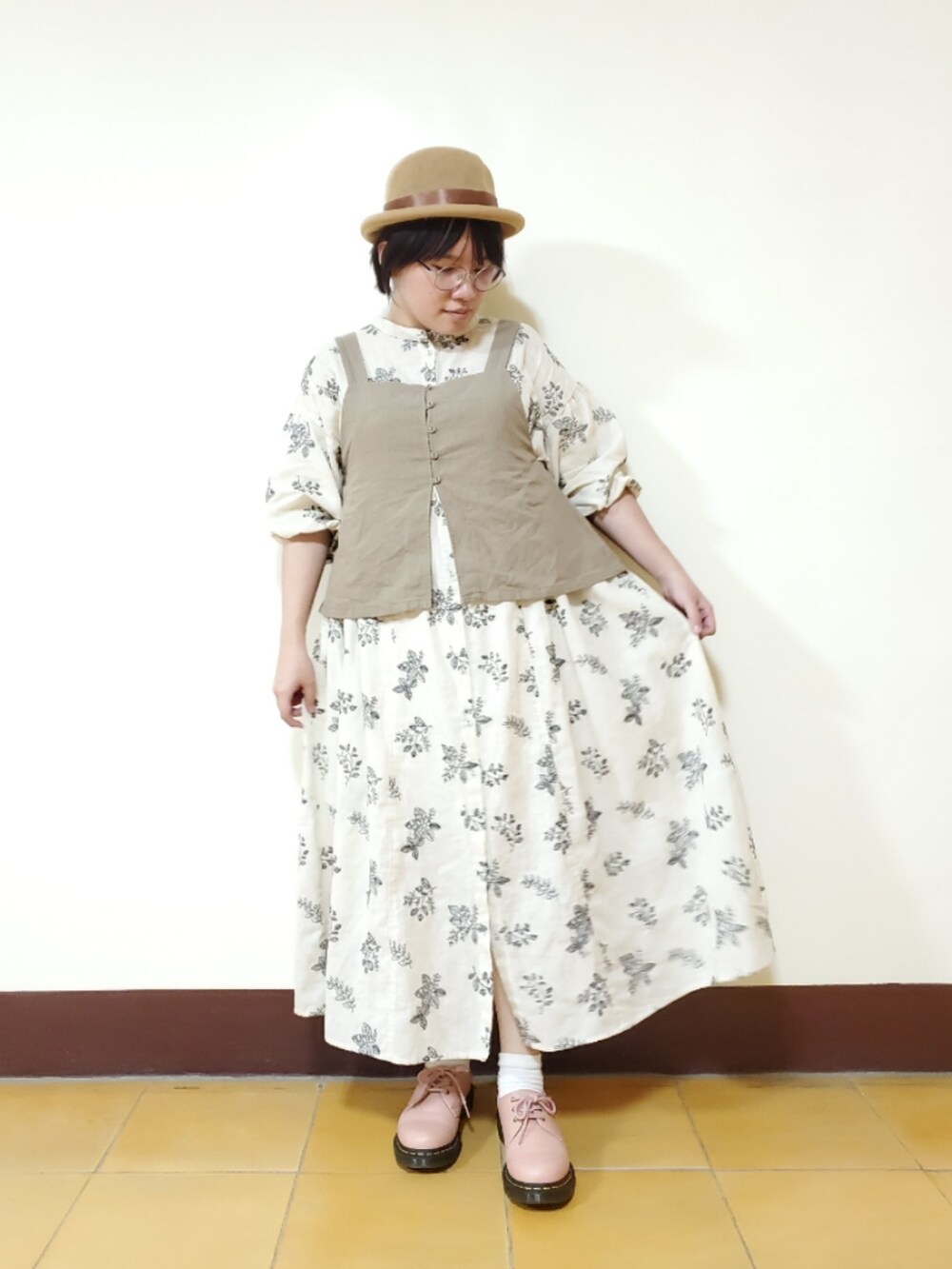 「秋服まるっと大公開、ootd、秋コーデ、刺繍、刺繍ワンピース、大人カジュアル、大人かわいい、低身長、低身長女子」｜「Samansa Mos2のキャミビスチェ（ベスト、ブラウン系）」を使った、呱呱🍯さん（レディース・152cm）の秋コーディネートの2枚目の写真