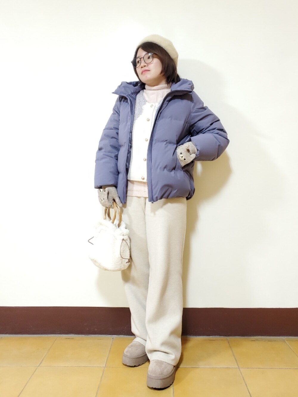 「新星WEARISTAにエントリー、ootd、街頭穿搭、休閒、冬コーデ、淡色コーデ、色違いコーデ、低身長、低身長コーデ、大人カジュアル、大人コーデ」｜「UNIQLOの無縫羽絨連帽外套 BLUE  L（ダウンジャケット/コート、ブルー系）」を使った、呱呱🍯さん（レディース・152cm）の冬コーディネートの2枚目の写真