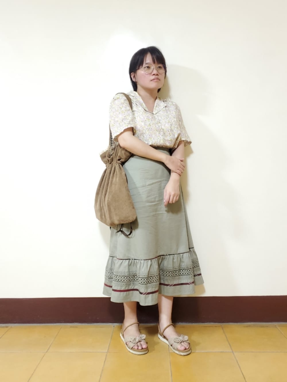 「秋服まるっと大公開、ootd、夏、街頭穿搭、大人カジュアル、大人女子、低身長コーデ、低身長女子、花柄、刺繍」｜「zoeの韓國 紫黃小碎花襯衫（シャツ/ブラウス、パープル系）」を使った、呱呱🍯さん（レディース・152cm）の秋コーディネートの2枚目の写真