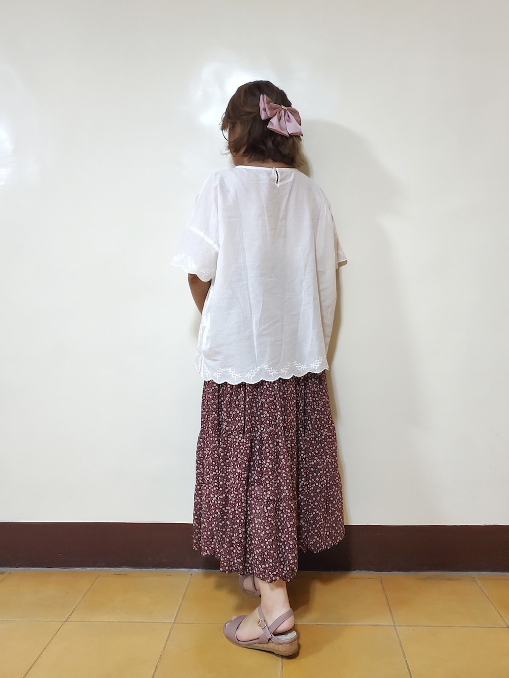 ホワイト系のシャツ/ブラウス、レッド系のスカート、ピンク系のサンダルを着用したレディースの夏コーディネートの4枚目の写真