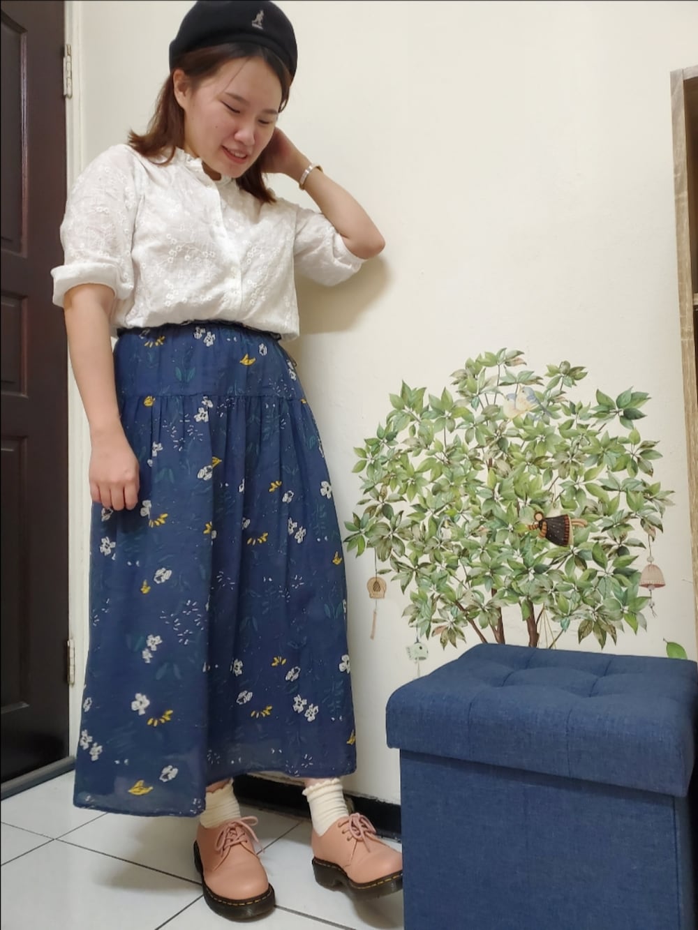 「秋服まるっと大公開、ootd、街頭穿搭、復古、vintage、大人カジュアル、大人コーデ、低身長、低身長女子、刺繍、刺繍シャツ、花柄、花柄スカート」｜「POU DOU DOUのエンブロイダリーフリル衿5分袖ブラウス（シャツ/ブラウス、ホワイト系）」を使った、呱呱🍯さん（レディース・152cm）の秋コーディネートの2枚目の写真