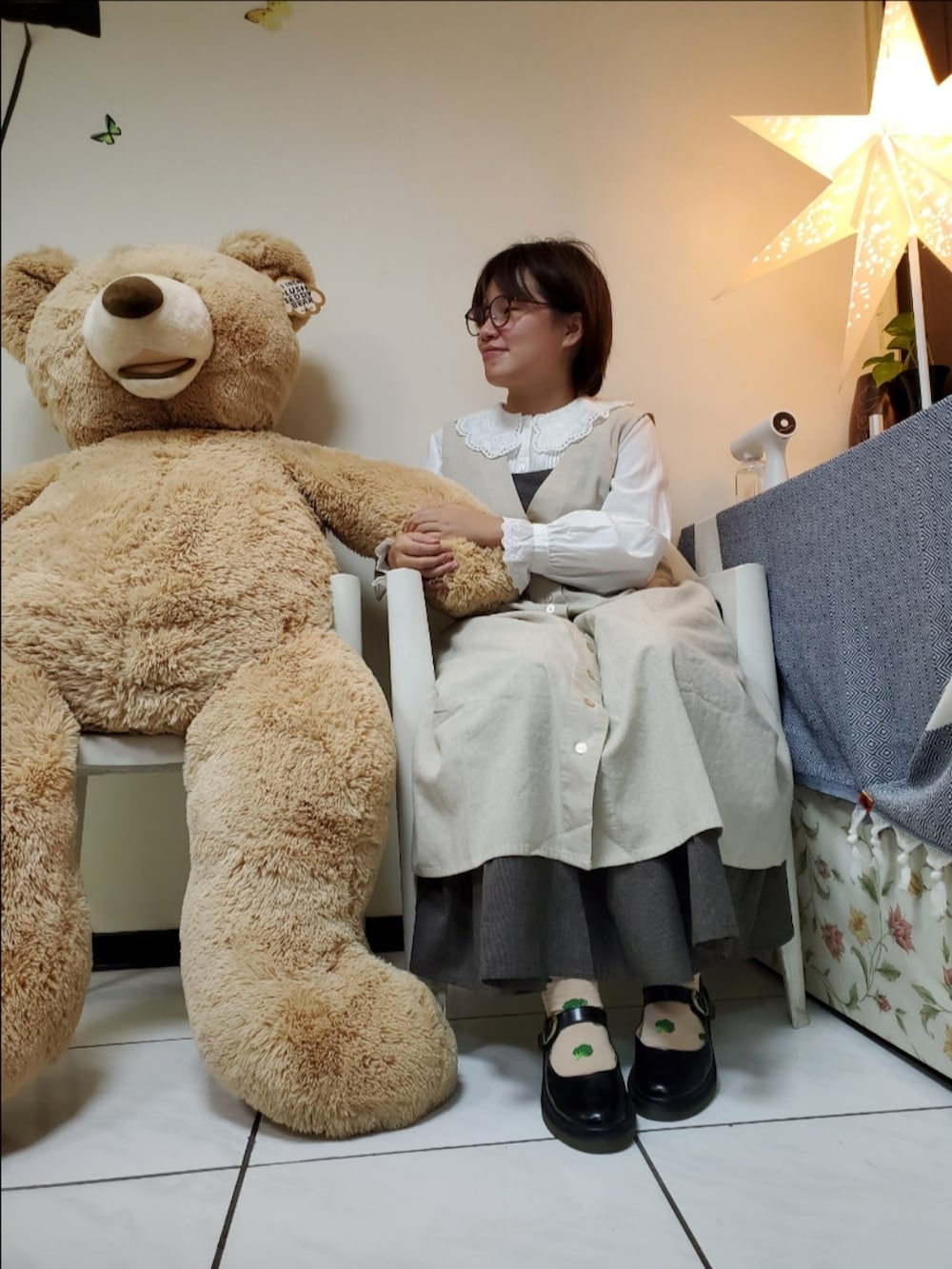 「重ね着ベストシーズン、ootd、街頭穿搭、復古、秋コーデ、vintage、大人カジュアル、大人かわいい、低身長、低身長女子、SM2、Samansa Mos2、刺繍シャツ」｜「Samansa Mos2のセットジレワンピース（ワンピース、ホワイト系）」を使った、呱呱🍯さん（レディース・152cm）の秋コーディネートの2枚目の写真