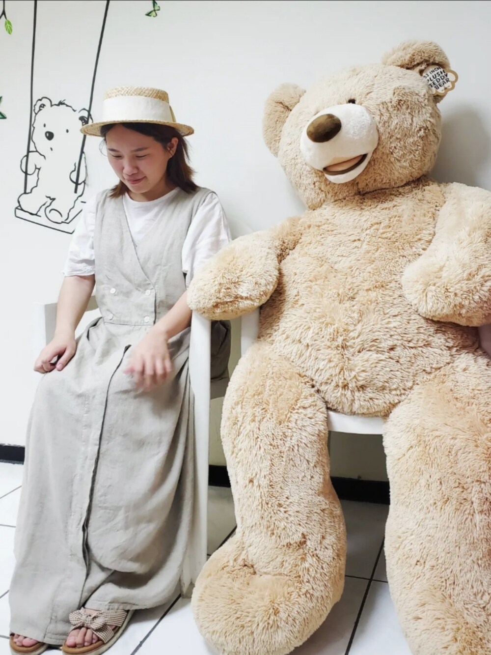 ベージュ系のワンピース、ホワイト系のシャツ/ブラウス、ブラウン系のサンダルを着用したレディースの秋コーディネートの3枚目の写真