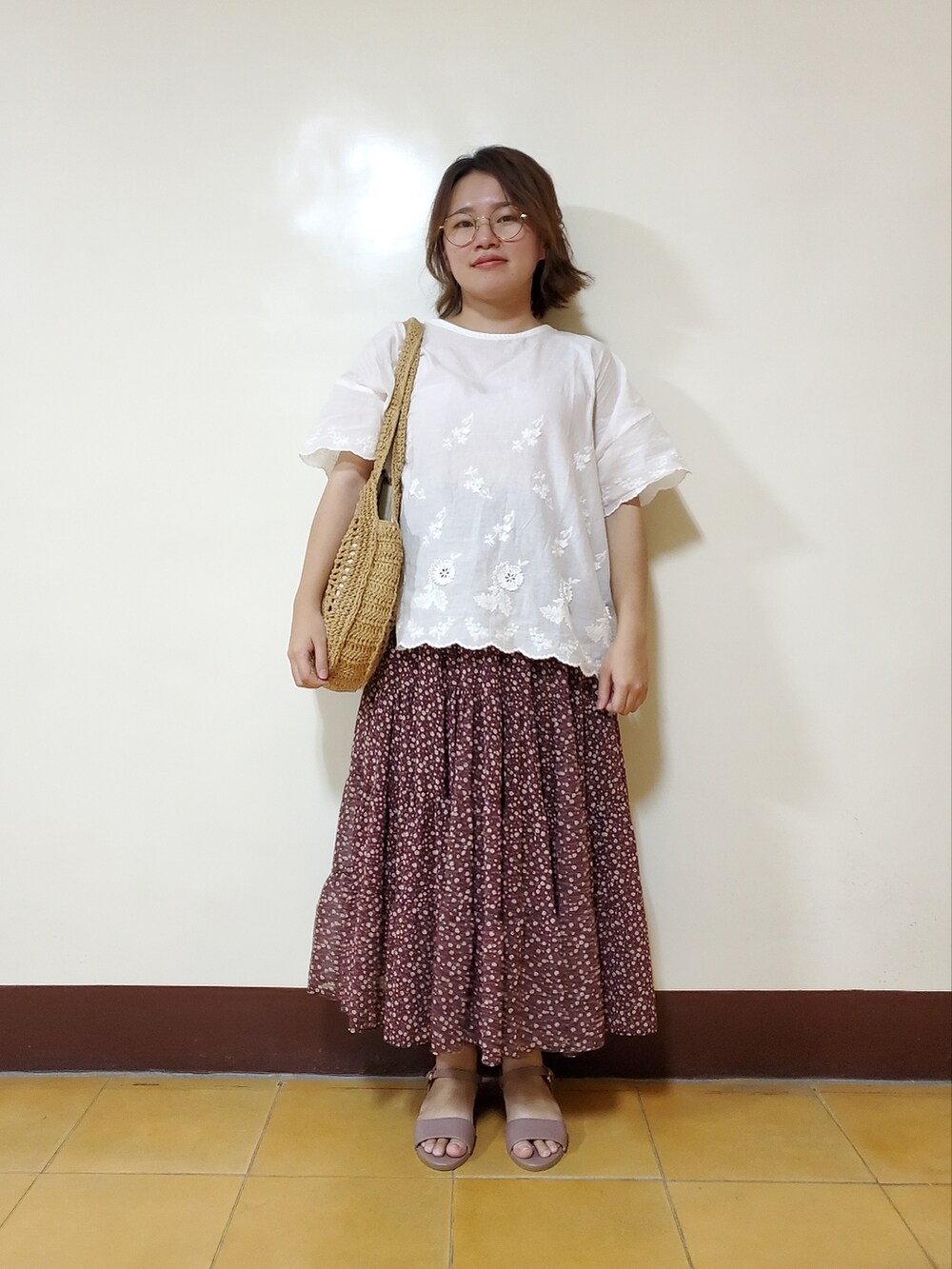 ホワイト系のシャツ/ブラウス、レッド系のスカート、ピンク系のサンダルを着用したレディースの夏コーディネートの2枚目の写真