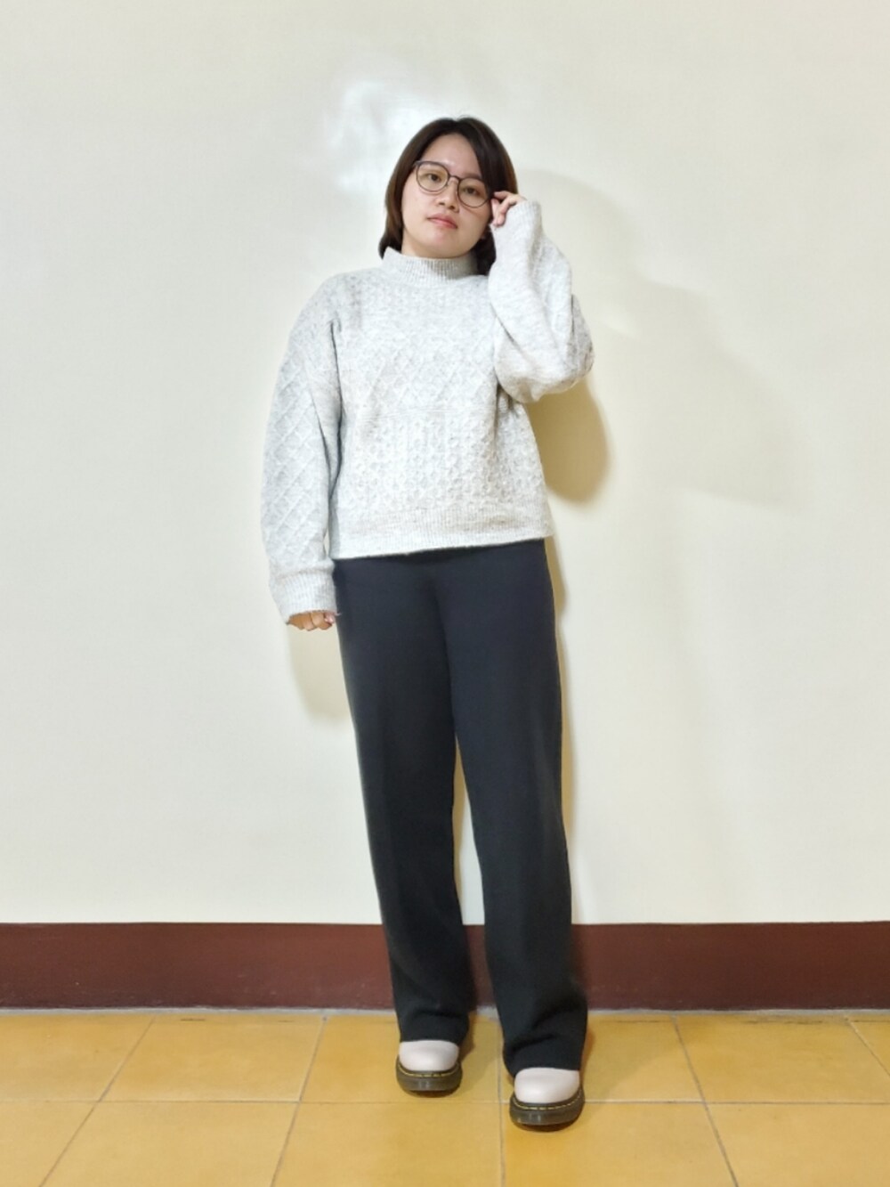 「新星WEARISTAにエントリー、ootd、街頭穿搭、休閒、大人カジュアル、大人コーデ、低身長、低身長コーデ、冷色系、冬コーデ」｜「POU DOU DOUの地柄ニットプルオーバー（ニット/セーター、グレー系）」を使った、呱呱🍯さん（レディース・152cm）の冬コーディネートの2枚目の写真