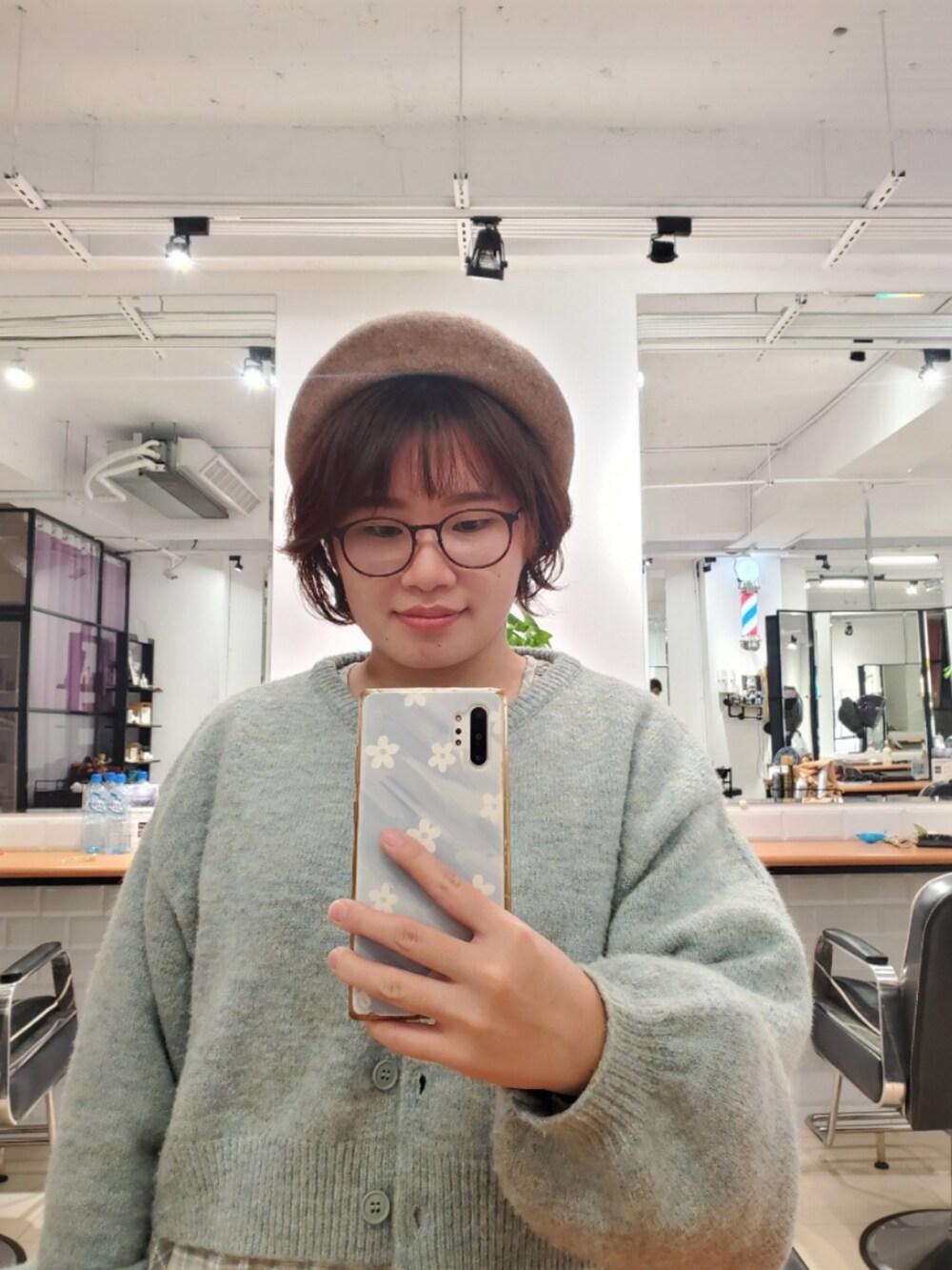 ブルー系のニット/セーター、グリーン系のワンピース/ドレス、ブラウン系のドレスシューズを着用したレディースの冬コーディネートの2枚目の写真