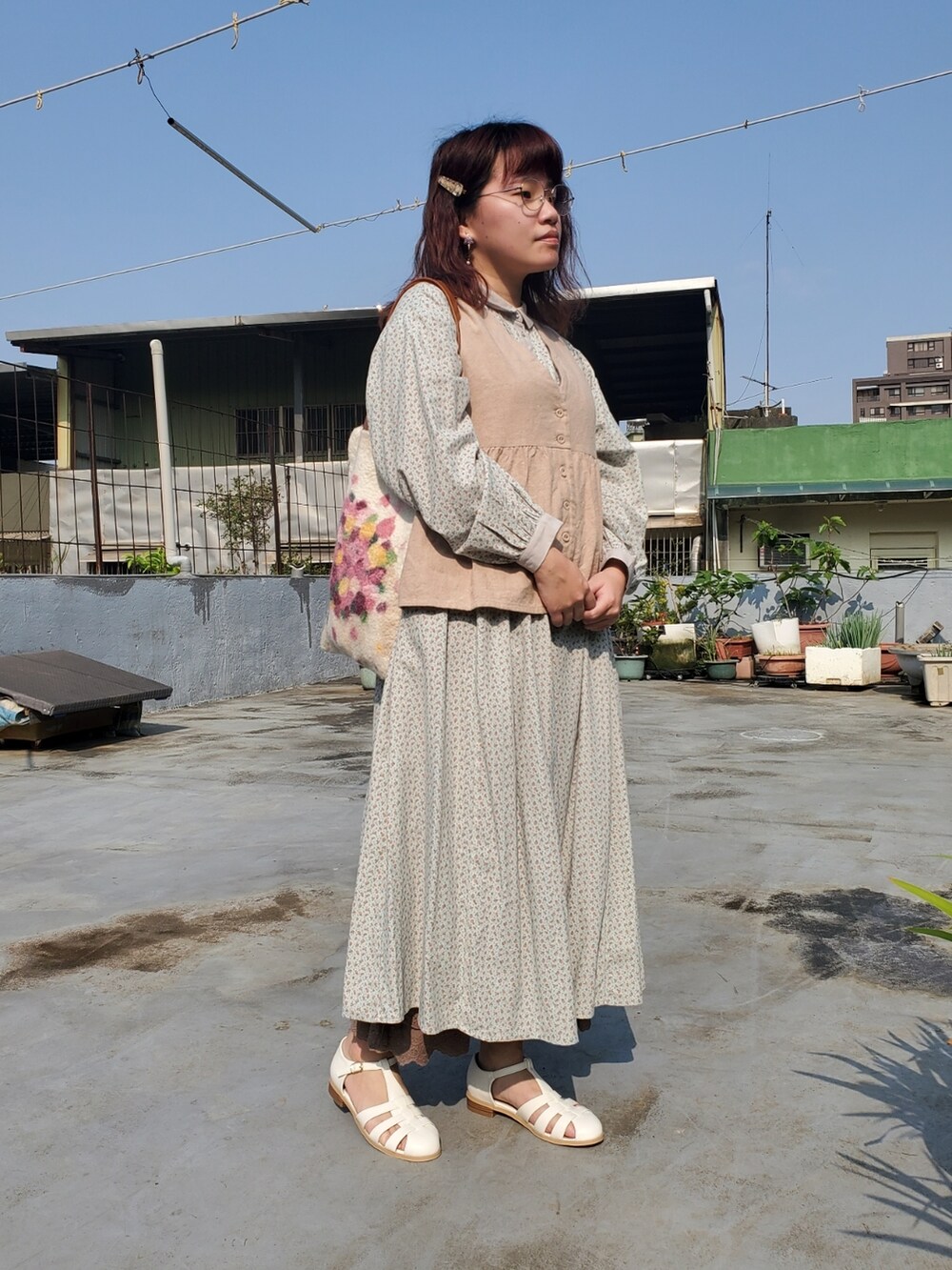 「いまどきジャケット写真、春コーデ、花柄、花柄ワンピース、街頭穿搭、ootd、大人カジュアル、大人かわいい」｜「Samansa Mos2のウール混前後着ギャザーベスト（ベスト、ベージュ系）」を使った、呱呱🍯さん（レディース・152cm）の春コーディネートの3枚目の写真
