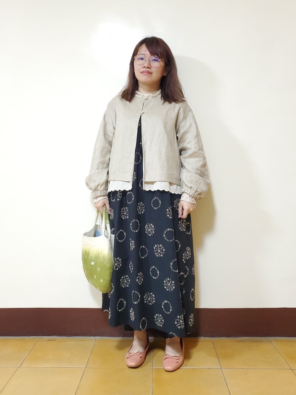 ブラック系のワンピース、ホワイト系のTシャツ/カットソー、ブラック系のパンツを着用したレディースの春コーディネートの2枚目の写真