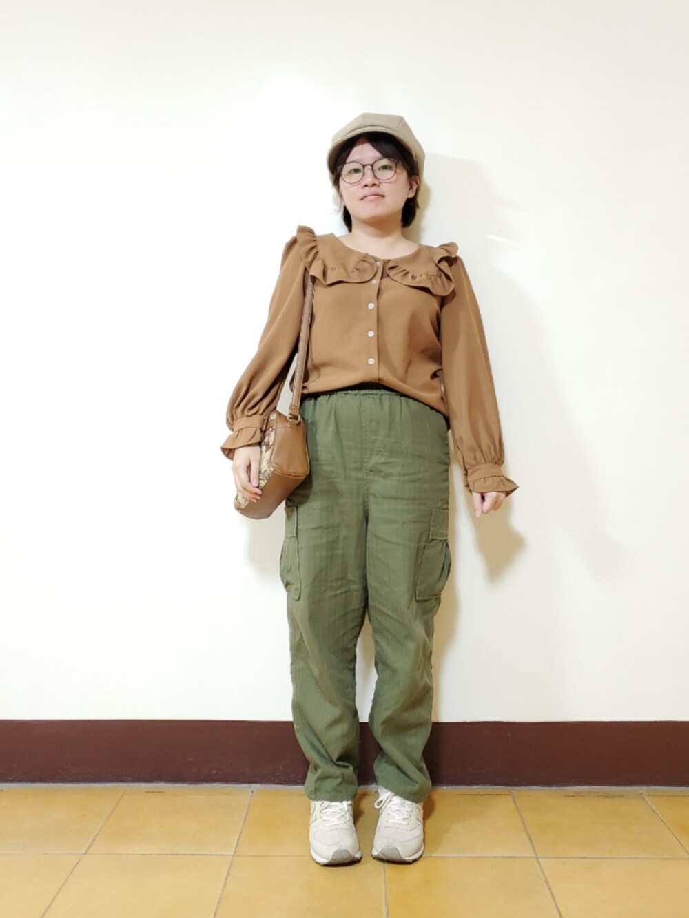 「重ね着ベストシーズン、ootd、街頭穿搭、休閒、大人カジュアル、大人かわいい、低身長、低身長コーデ、秋コーデ」｜「no brandのアイテム（シャツ/ブラウス、ブラウン系）」を使った、呱呱🍯さん（レディース・152cm）の冬コーディネートの2枚目の写真