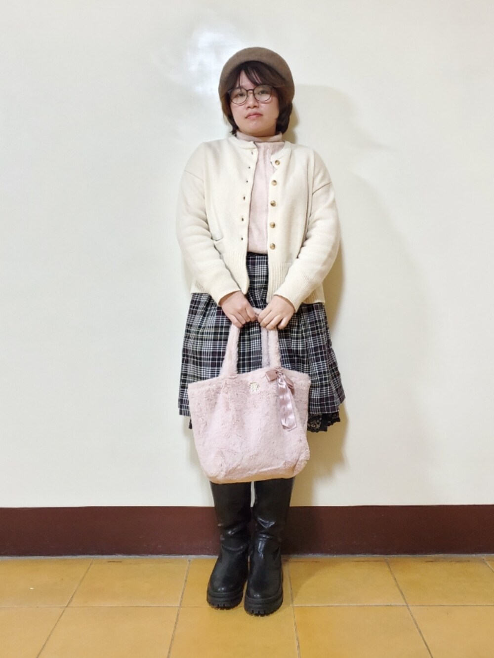 ピンク系のニット/セーター、ホワイト系のカーディガン/ボレロ、その他のスカートを着用したレディースの冬コーディネートの2枚目の写真