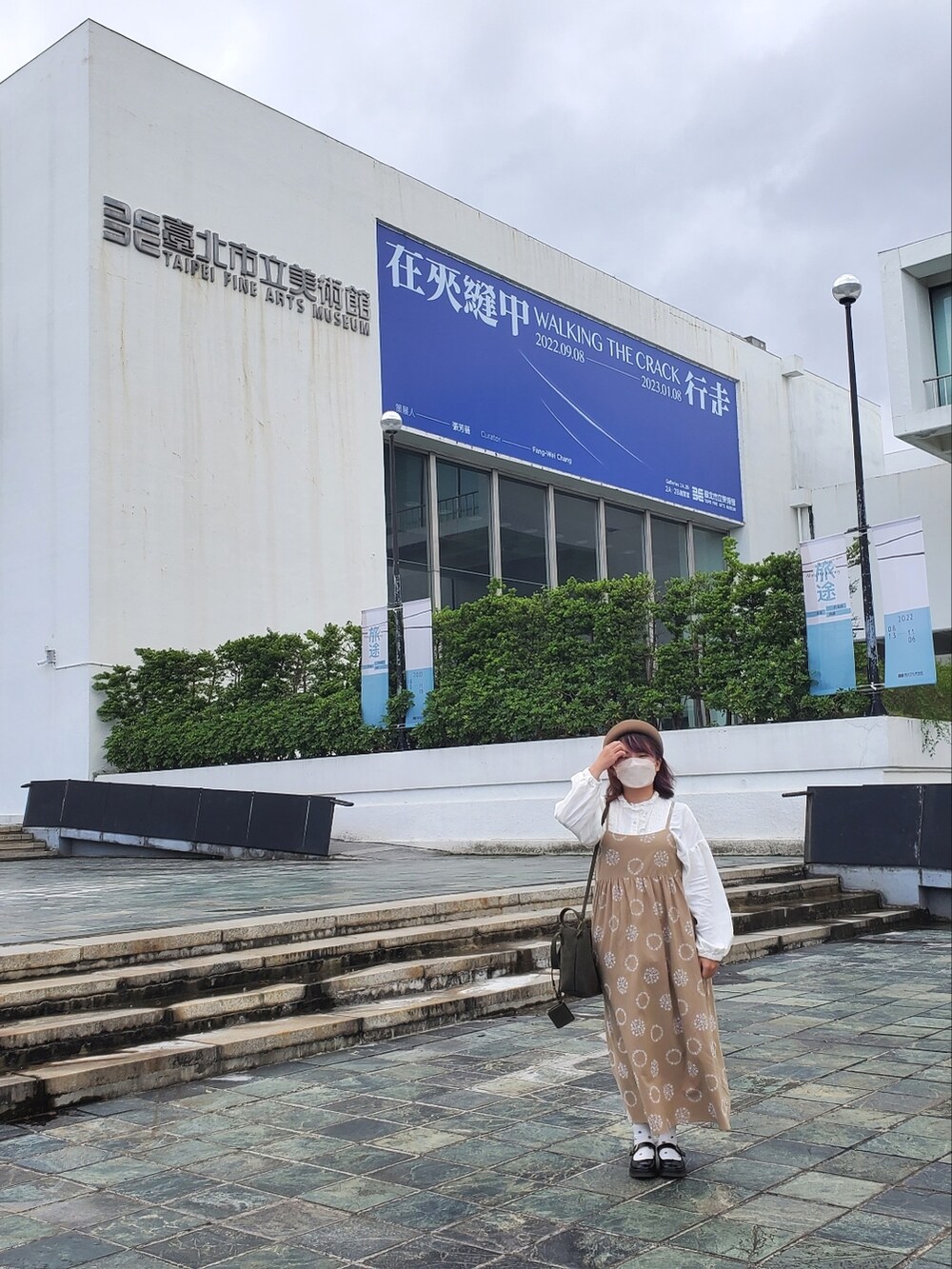 ホワイト系のシャツ/ブラウス、ベージュ系のワンピース、ブラック系のドレスシューズを着用したレディースの秋コーディネートの4枚目の写真