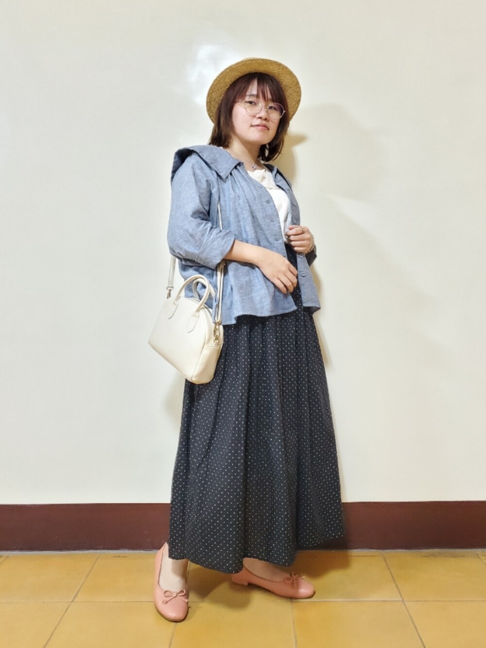 ブルー系のシャツ/ブラウス、ホワイト系のタンクトップ、ブラック系のスカートを着用したレディースの夏コーディネートの2枚目の写真