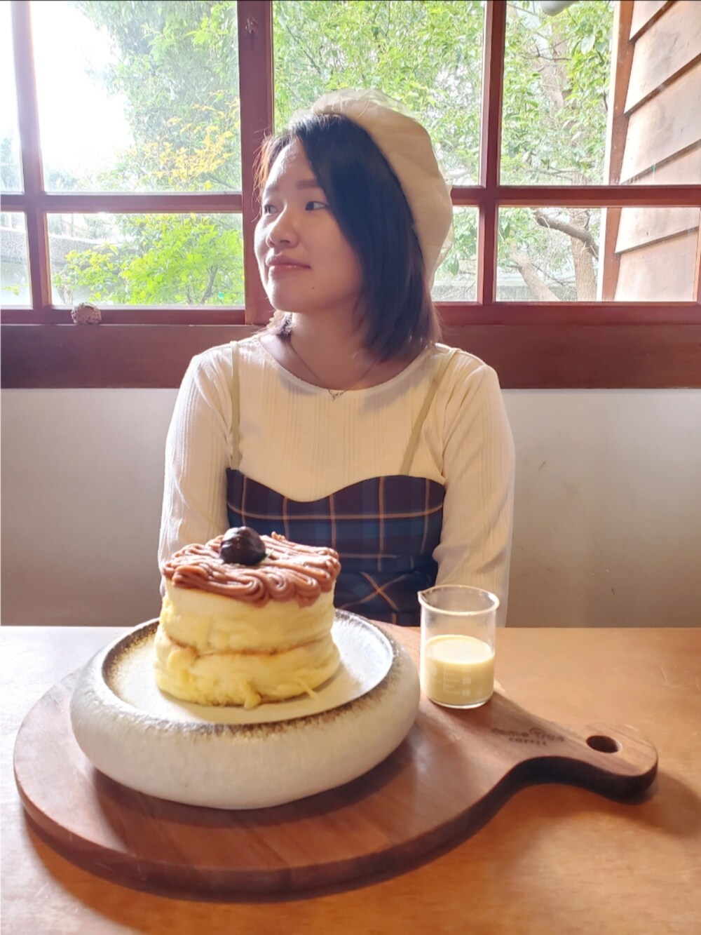 ブラウン系のベスト、ブラウン系のスカート、ホワイト系のTシャツ/カットソーを着用したレディースの冬コーディネートの3枚目の写真