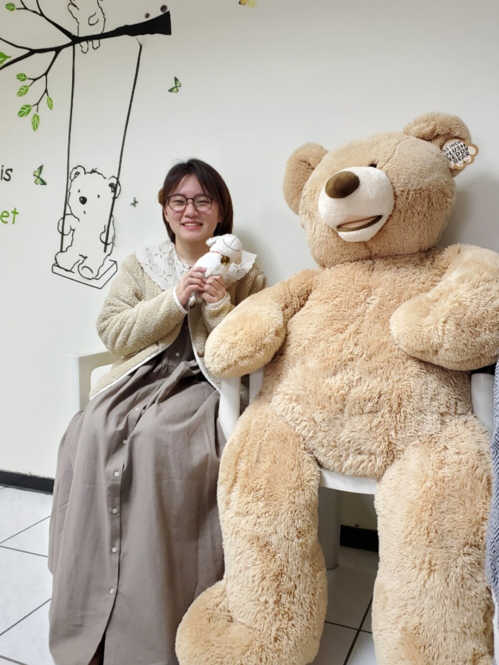 ベージュ系のワンピース、ベージュ系のジャケット/アウター、ピンク系のシューズを着用したレディースの冬コーディネートの3枚目の写真