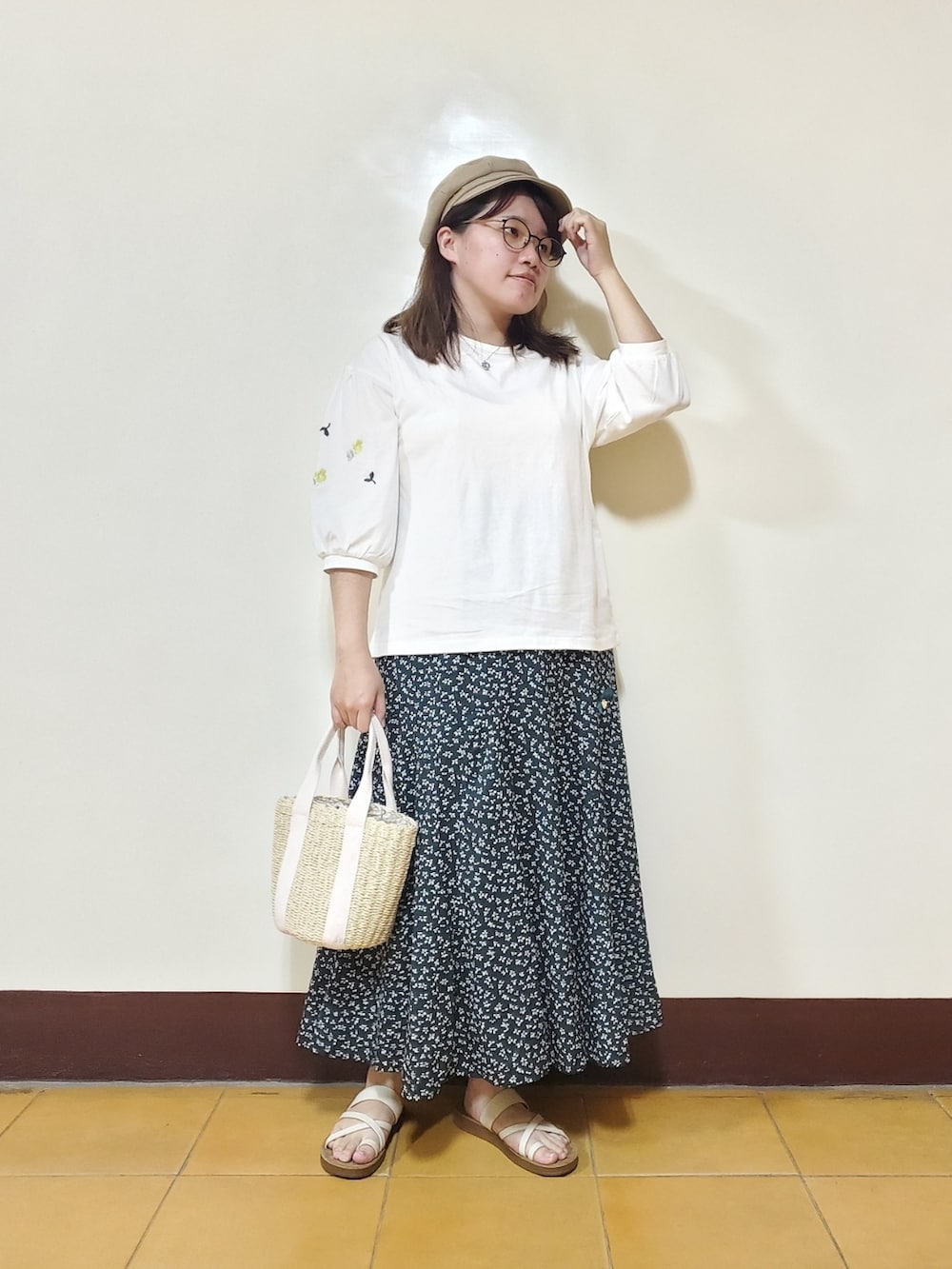 「お出かけコーデ日記、ootd、大人カジュアル、大人コーデ、刺繍、花柄スカート、低身長、低身長コーデ」｜「POU DOU DOUの袖フラワー刺繍プルオーバー（Tシャツ/カットソー、ホワイト系）」を使った、呱呱🍯さん（レディース・152cm）の夏コーディネートの3枚目の写真