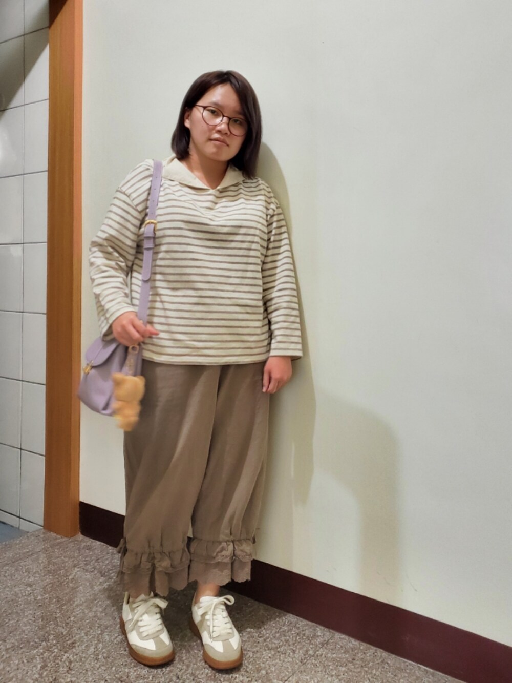 ホワイト系のノーカラージャケット、ベージュ系のTシャツ/カットソー、ブラウン系のその他パンツを着用したレディースの冬コーディネートの2枚目の写真