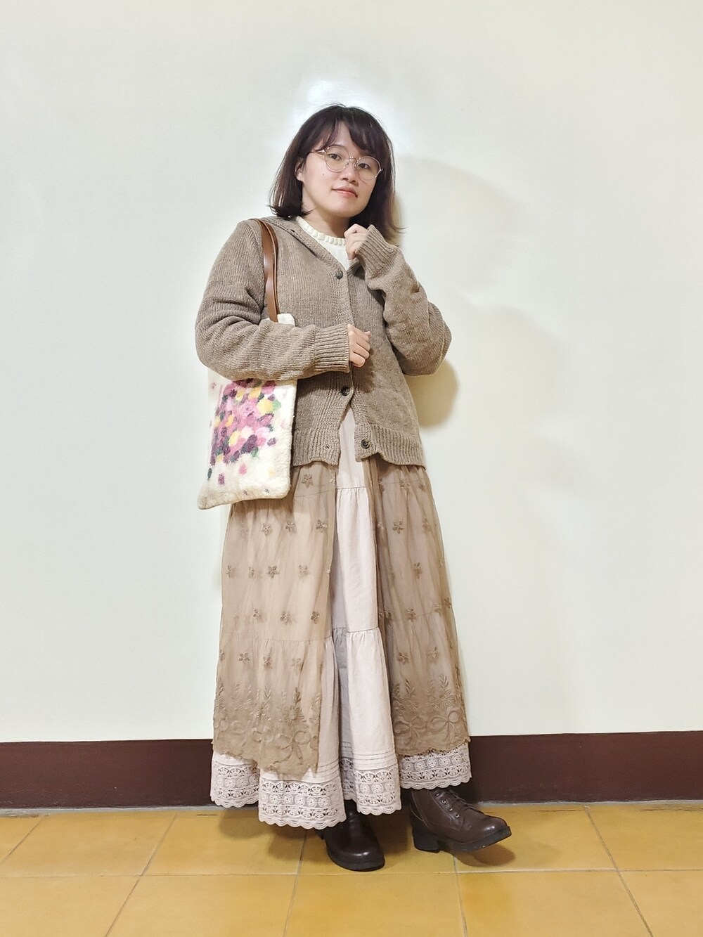 ブラウン系のジャケット/アウター、ホワイト系のニット/セーター、ベージュ系のスカートを着用したレディースの冬コーディネートの5枚目の写真