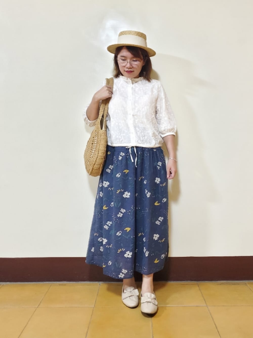 「みんなの白Tフェス、ootd、夏、街頭穿搭、低身長、低身長女子、大人カジュアル、大人かわいい、刺繍、花柄、刺繍シャツ、花柄スカート」｜「POU DOU DOUのエンブロイダリーフリル衿5分袖ブラウス（シャツ/ブラウス、ホワイト系）」を使った、呱呱🍯さん（レディース・152cm）の夏コーディネートの2枚目の写真