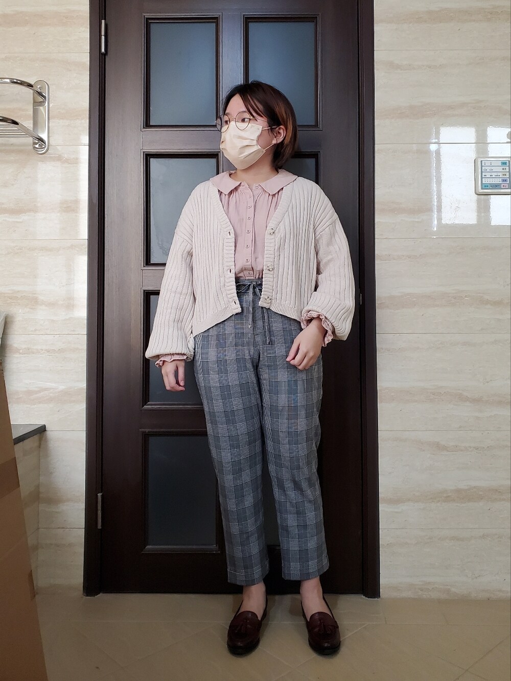 「春コーデ、大人カジュアル、大人コーデ、チェック柄に恋してる、チェック柄、低身長、色違いコーデ」｜「Samansa Mos2のパウダーガーゼブラウス（シャツ/ブラウス、ピンク系）」を使った、呱呱🍯さん（レディース・152cm）の春コーディネートの3枚目の写真