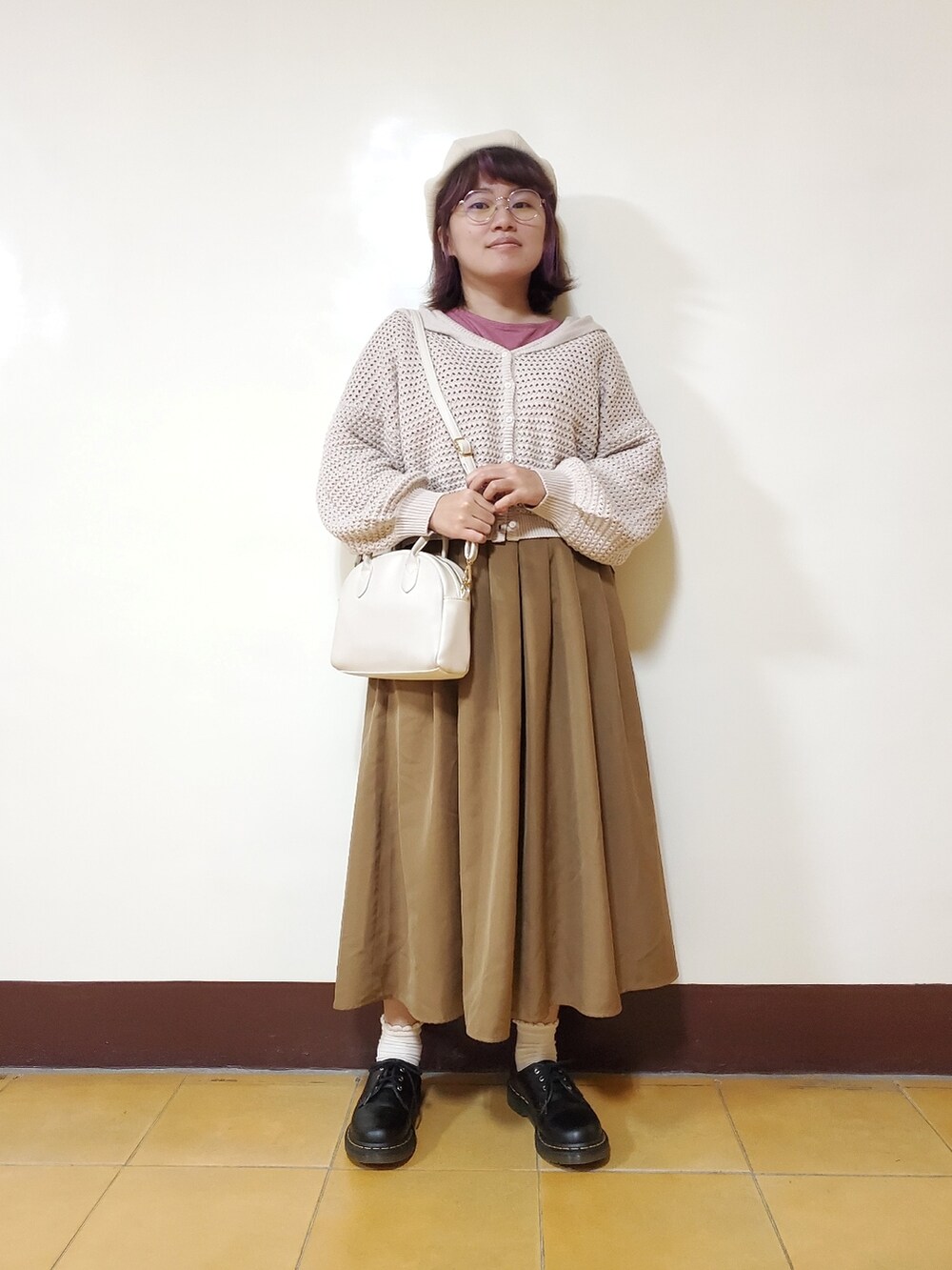 ホワイト系のカーディガン/ボレロ、ピンク系のTシャツ/カットソー、イエロー系のスカートを着用したレディースの秋コーディネートの2枚目の写真