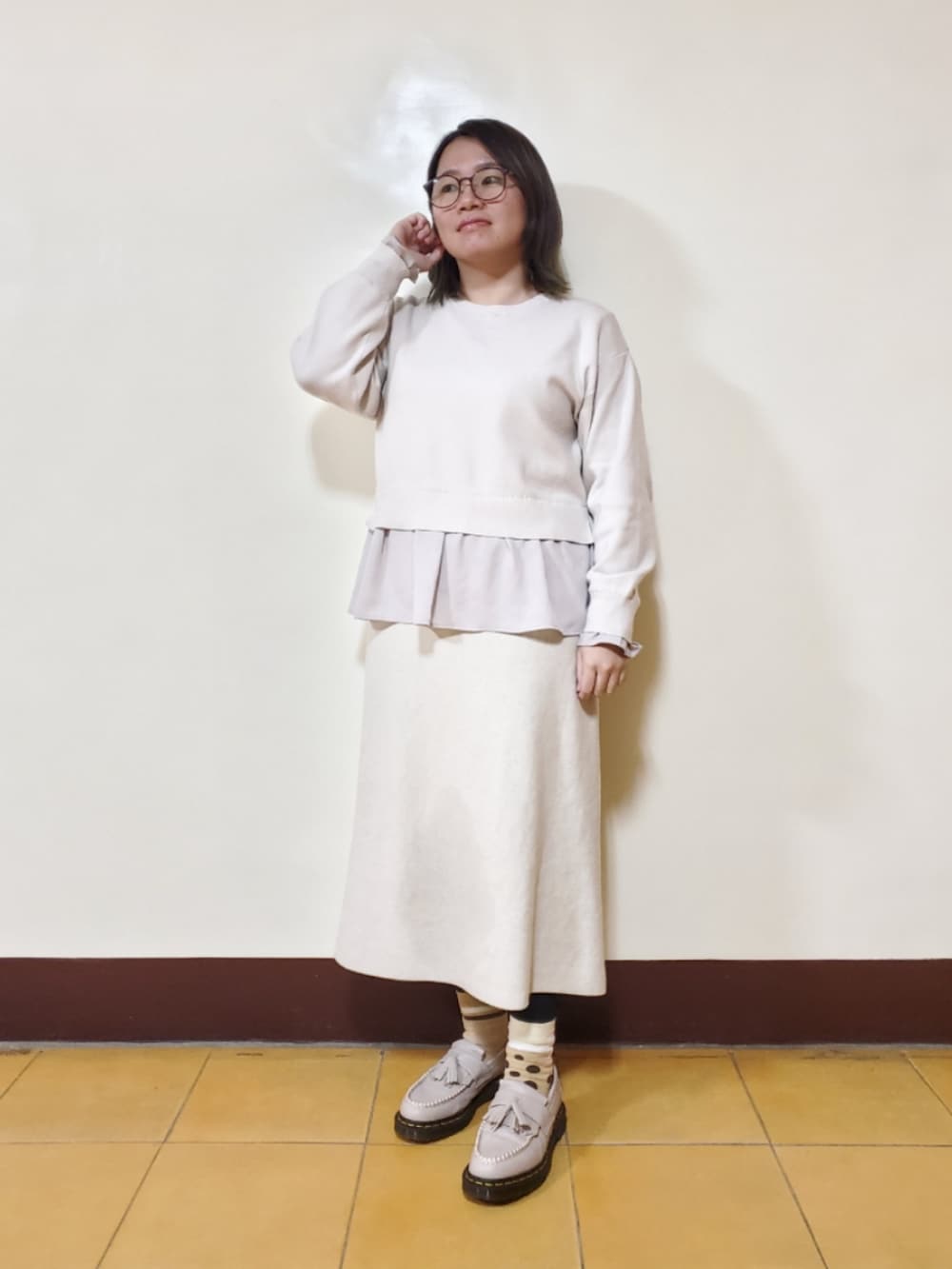 ベージュ系のダウンジャケット/コート、ベージュ系のニット/セーター、ベージュ系のスカートを着用したレディースの冬コーディネートの3枚目の写真