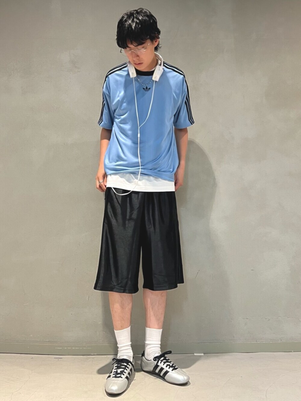 ブルー系のTシャツ/カットソー、ブラック系のその他パンツ、シルバー系のスニーカーを着用したメンズの夏コーディネートの2枚目の写真
