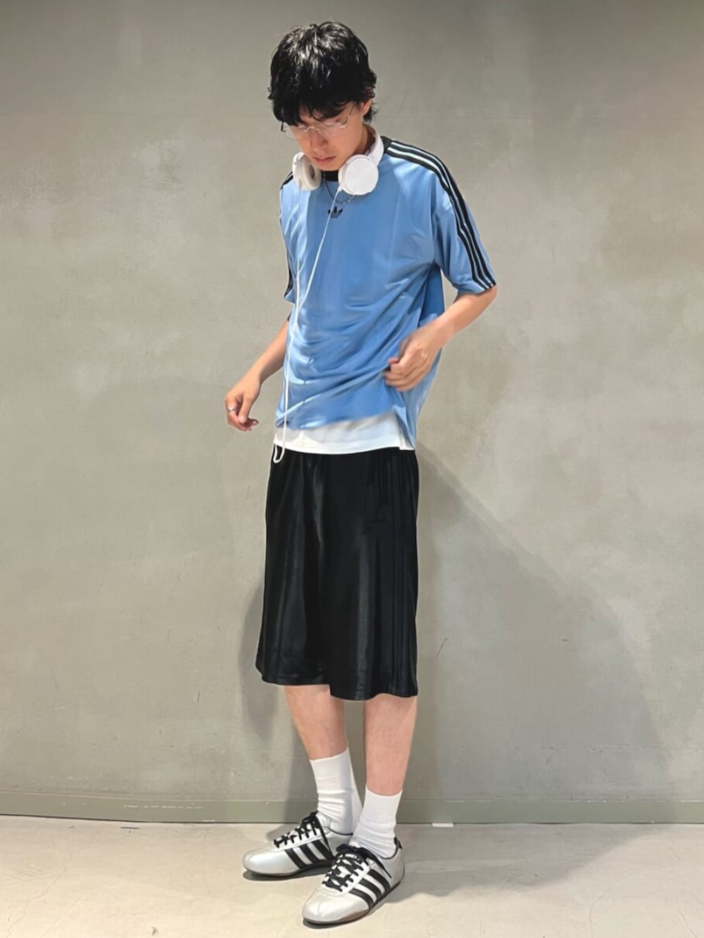 ブルー系のTシャツ/カットソー、ブラック系のその他パンツ、シルバー系のスニーカーを着用したメンズの夏コーディネートの3枚目の写真