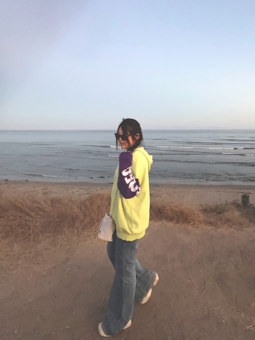 その他のトップス、ブルー系のデニムパンツ、シルバー系のショルダーバッグを着用したレディースの秋コーディネートの2枚目の写真