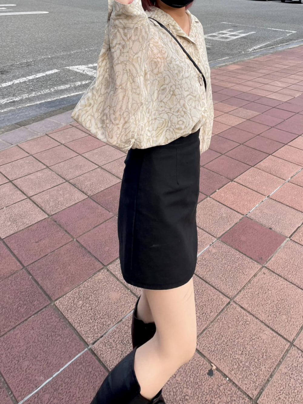 ブラック系のその他パンツ、ブラック系のブーツ、その他のシャツ/ブラウスを着用したレディースの秋コーディネートの2枚目の写真