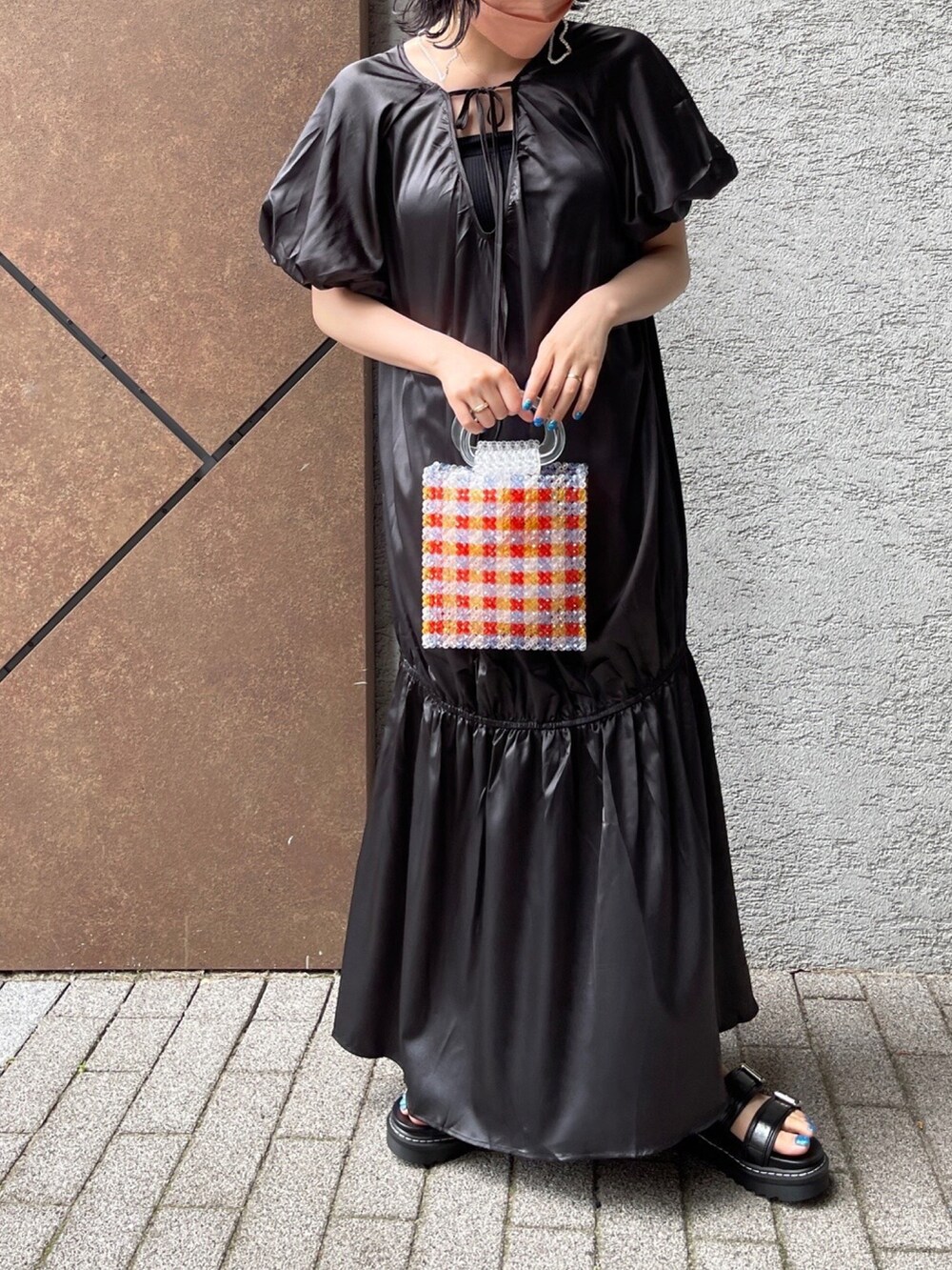 その他のハンドバッグ、ホワイト系のネックレス、シルバー系のスマホケース/カバーを着用したレディースの夏コーディネートの3枚目の写真