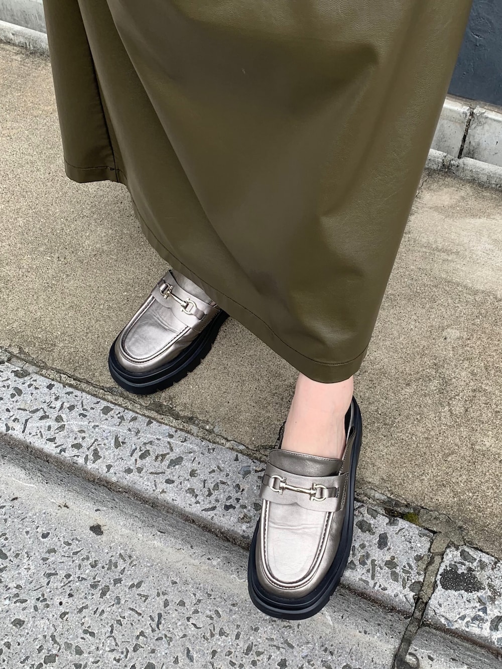 シルバー系のショルダーバッグ、シルバー系のローファーを着用したレディースの夏コーディネートの3枚目の写真