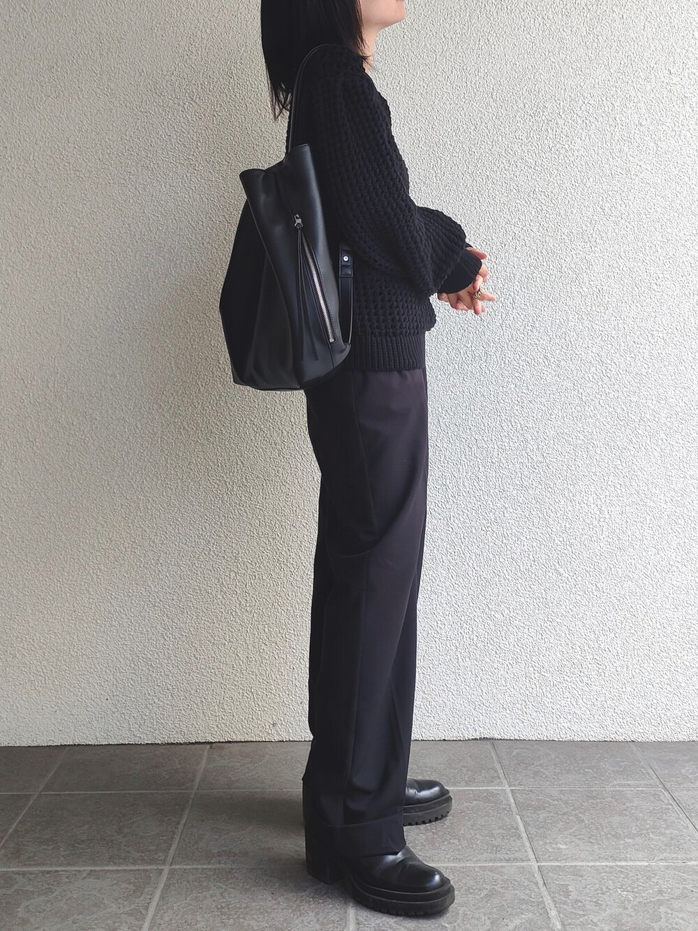 ブラック系のバックパック/リュックを着用したレディースの秋コーディネートの3枚目の写真