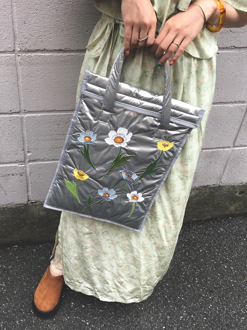 ブラウン系のサンダル、シルバー系のPC・タブレットケースを着用したレディースの夏コーディネートの2枚目の写真