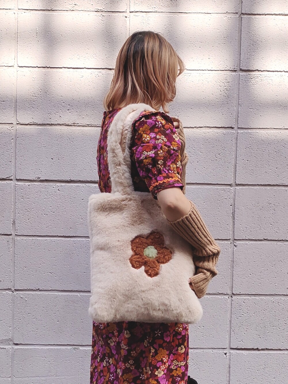 ホワイト系のトートバッグを着用したレディースの秋コーディネートの2枚目の写真