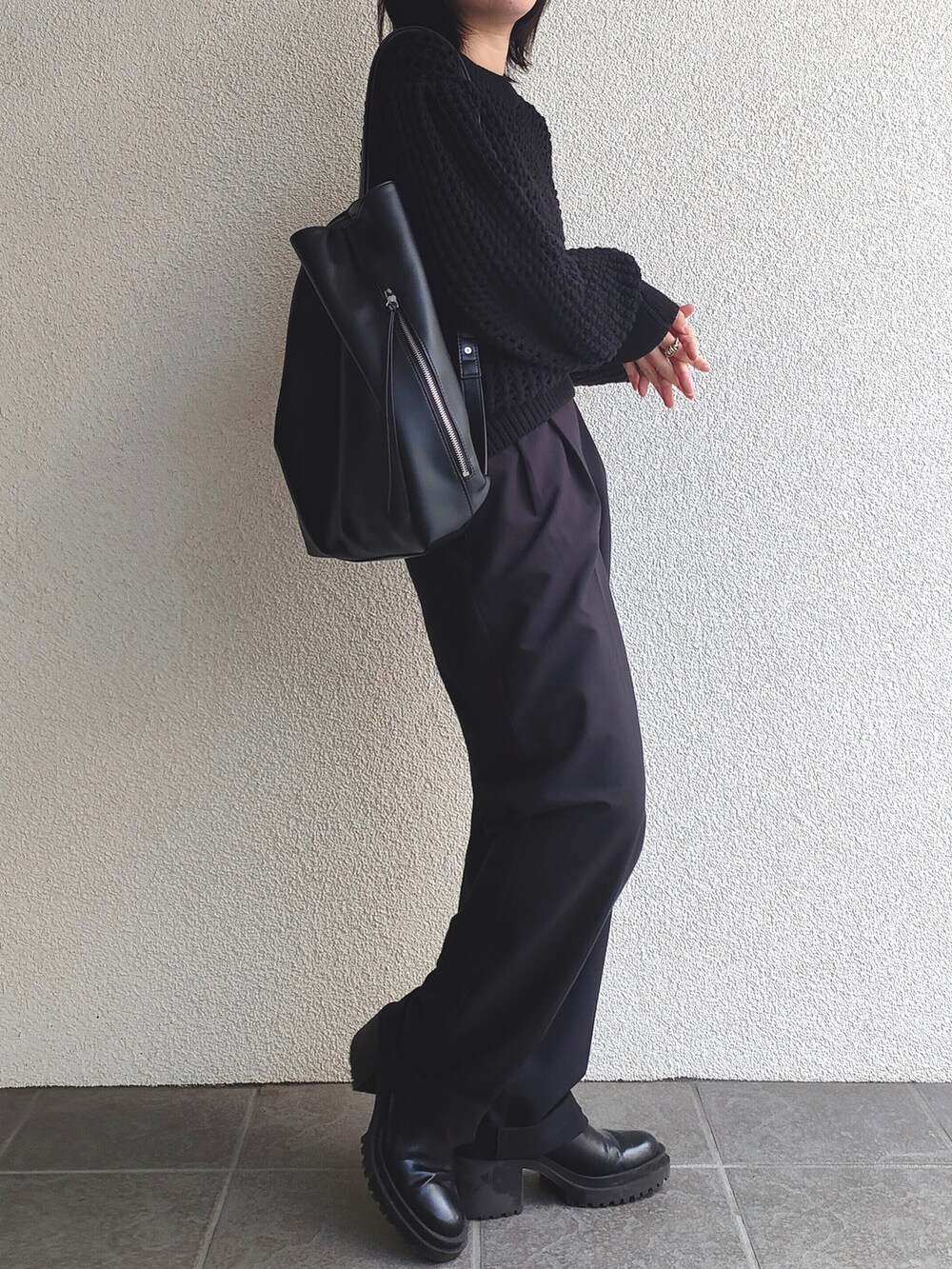 ブラック系のバックパック/リュックを着用したレディースの秋コーディネートの2枚目の写真