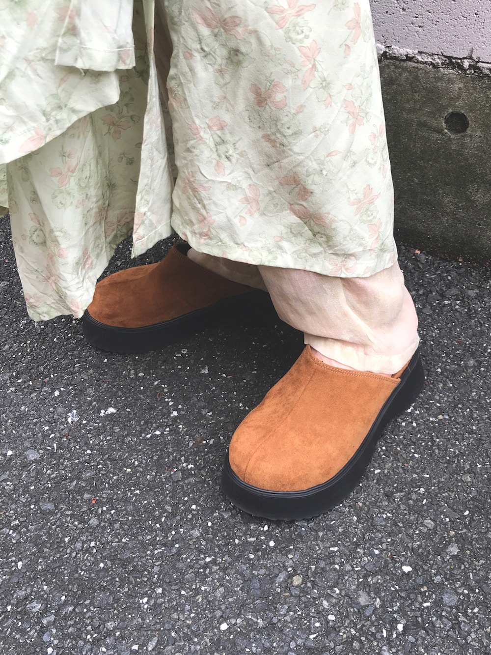 ブラウン系のサンダル、シルバー系のPC・タブレットケースを着用したレディースの夏コーディネートの3枚目の写真