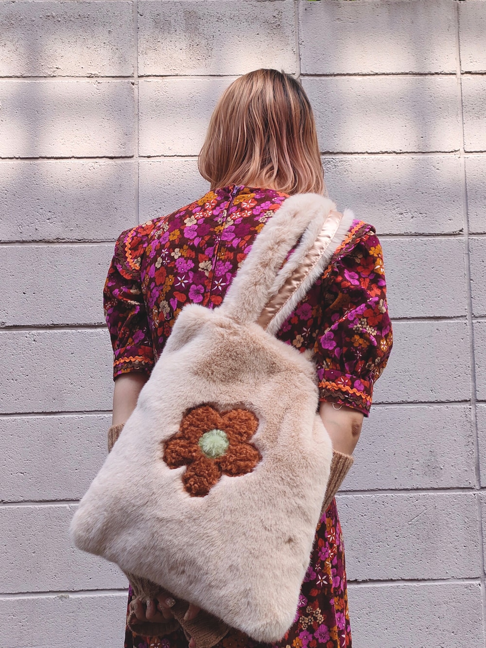 ホワイト系のトートバッグを着用したレディースの秋コーディネートの3枚目の写真