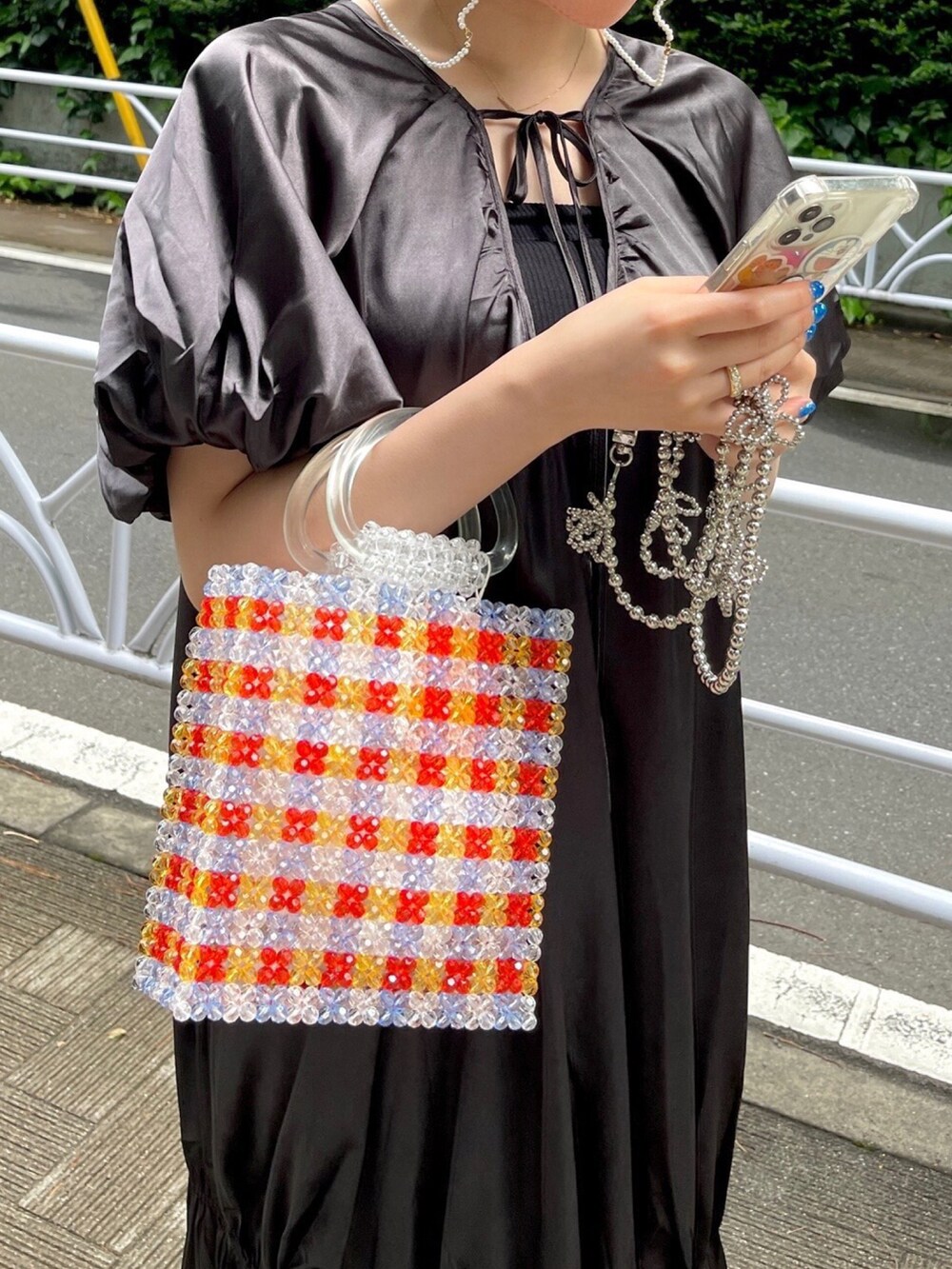 その他のハンドバッグ、ホワイト系のネックレス、シルバー系のスマホケース/カバーを着用したレディースの夏コーディネートの2枚目の写真