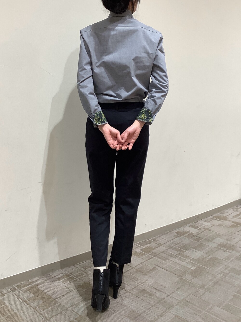 ブラック系のビジネスシャツを着用したレディースの冬コーディネートの2枚目の写真