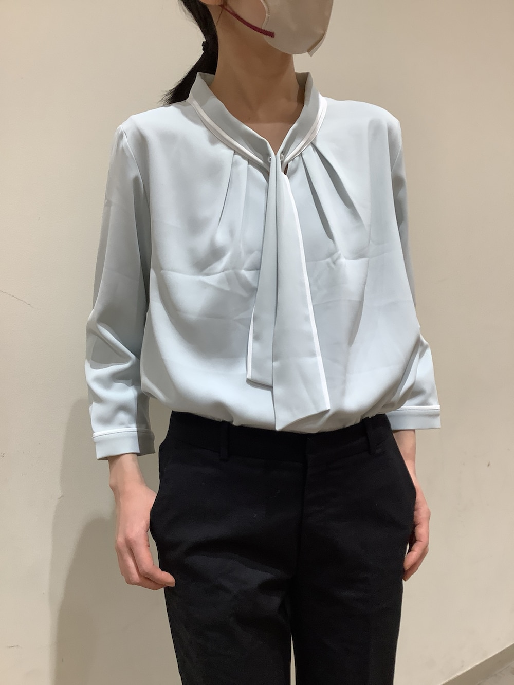 グリーン系のシャツ/ブラウスを着用したレディースの冬コーディネートの2枚目の写真