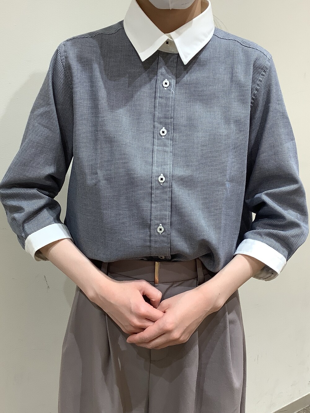 ブルー系のシャツ/ブラウスを着用したレディースの夏コーディネートの2枚目の写真