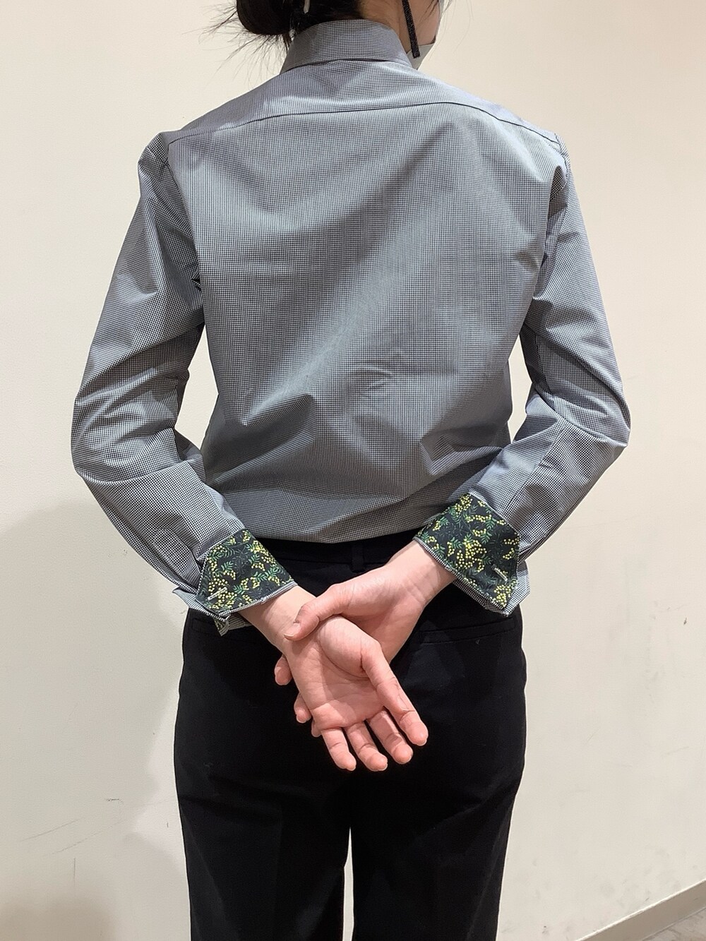 ブラック系のビジネスシャツを着用したレディースの冬コーディネートの4枚目の写真