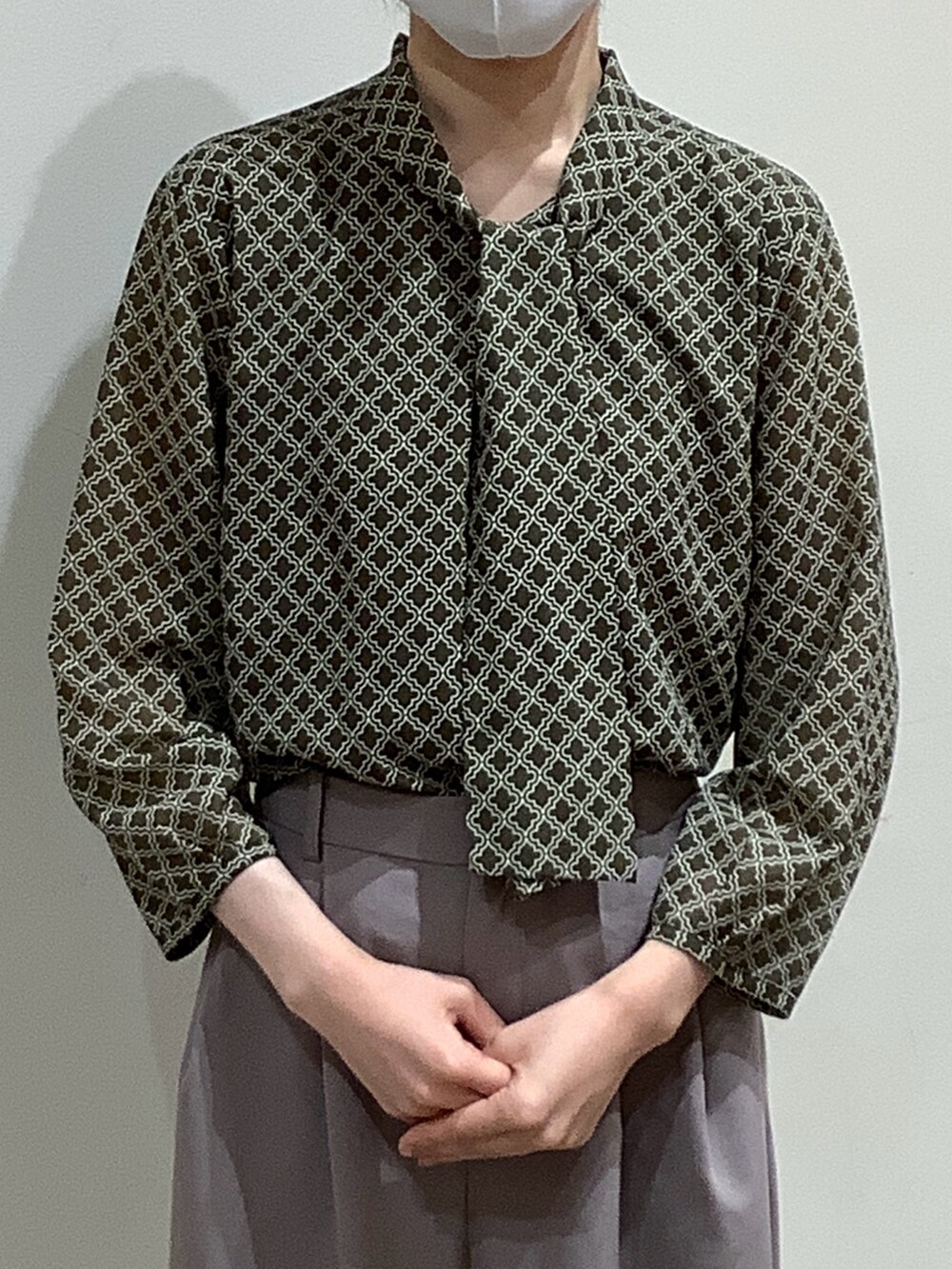 ブラウン系のシャツ/ブラウスを着用したレディースの夏コーディネートの2枚目の写真