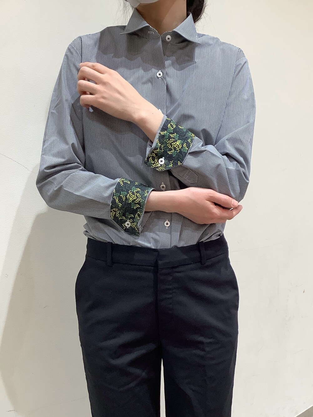 ブラック系のビジネスシャツを着用したレディースの冬コーディネートの3枚目の写真