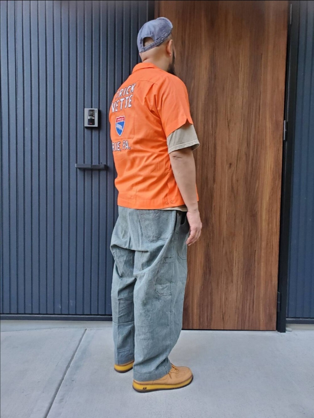 「NIGEL CABOURN、ナイジェルケーボン、シャツ、オレンジ、wiper、ワイパー、スイス軍」｜「Nigel Cabournのアイテム（キャップ、グレー系）」を使った、ゃまさん（メンズ・183cm）の春コーディネートの2枚目の写真