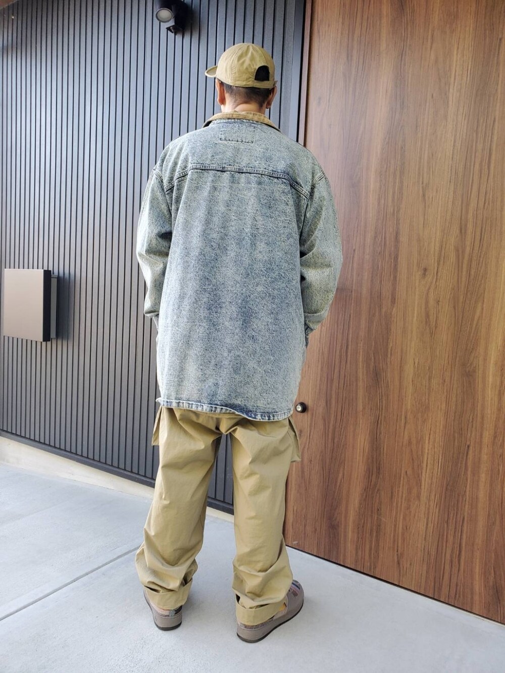 「秋ルック紹介するよ、Nigel Cabourn、ﾅｲｼﾞｪﾙｹｰﾎﾞﾝ、オーバーオール」｜「Leeのアイテム（ジャケット/アウター、ブルー系）」を使った、ゃまさん（メンズ・183cm）の秋コーディネートの2枚目の写真