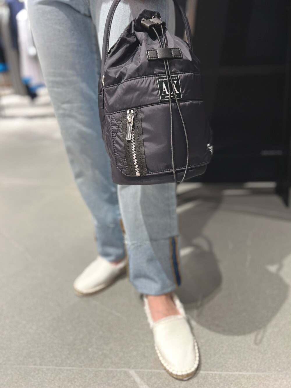 「夏コーデ、シンプル、パンツスタイル、AXchange、AXchanger、アルマーニエクスチェンジ、armaniexchange、カジュアル、Tシャツ、デニム、ホワイト、ハンドバッグ、ビタミンカラー、エスパドリーユ、休日スタイル」｜「ARMANI EXCHANGEの【A|X アルマーニ エクスチェンジ】半袖クルーネックTシャツ/BOYFRIEND（Tシャツ/カットソー、ホワイト系）」を使った、Manapiさん（レディース・151cm）の夏コーディネートの2枚目の写真