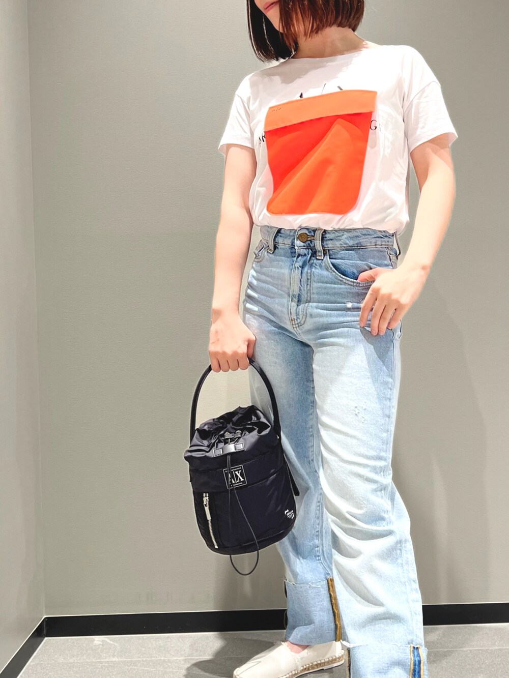 「夏コーデ、シンプル、パンツスタイル、AXchange、AXchanger、アルマーニエクスチェンジ、armaniexchange、カジュアル、Tシャツ、デニム、ホワイト、ハンドバッグ、ビタミンカラー、エスパドリーユ、休日スタイル」｜「ARMANI EXCHANGEの【A|X アルマーニ エクスチェンジ】半袖クルーネックTシャツ/BOYFRIEND（Tシャツ/カットソー、ホワイト系）」を使った、Manapiさん（レディース・151cm）の夏コーディネートの3枚目の写真